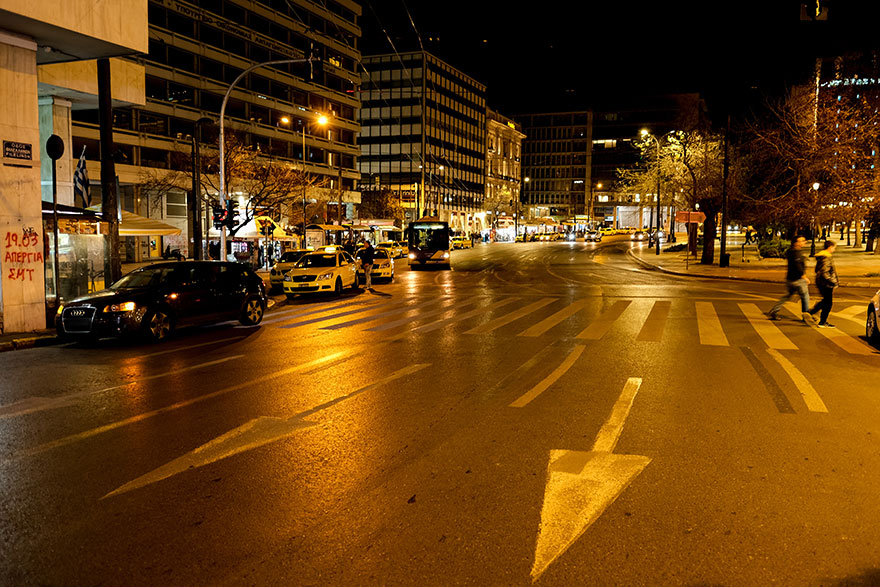  Ερημιά στην Αθήνα – Εικόνα από Φιλελλήνων, πλατεία Συντάγματος 